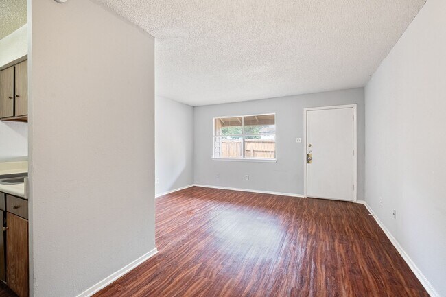 Foto del edificio - Charming 1-Bedroom, 1-Bath 4-Plex Unit Nea...