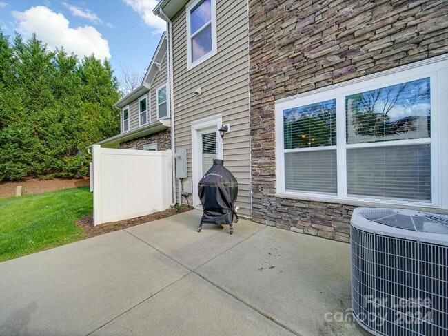 Building Photo - 5657 Tipperlinn Way