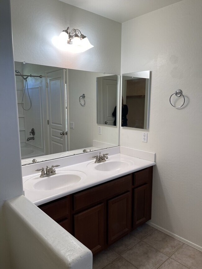 Foto del edificio - 3b 2.5ba, Great location in gated community!