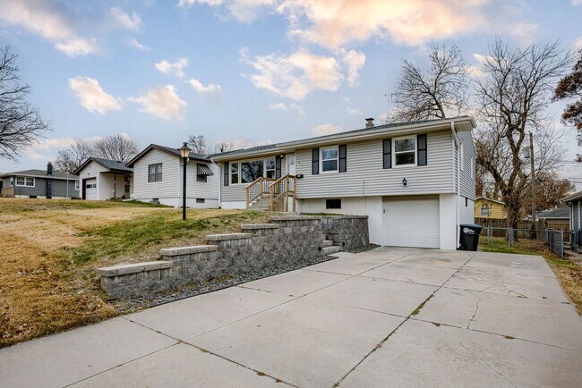Foto del edificio - 3 Bedroom Gem With Bonus Room Near Aksarbe...