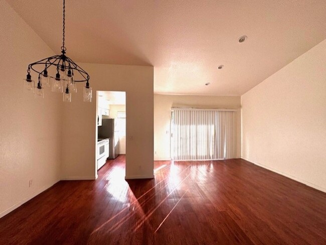 Foto del edificio - Central, Spacious 2-Bed Condo with Great A...