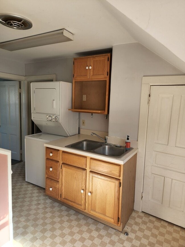 Building Photo - 1223/1225 Redfield St Duplex