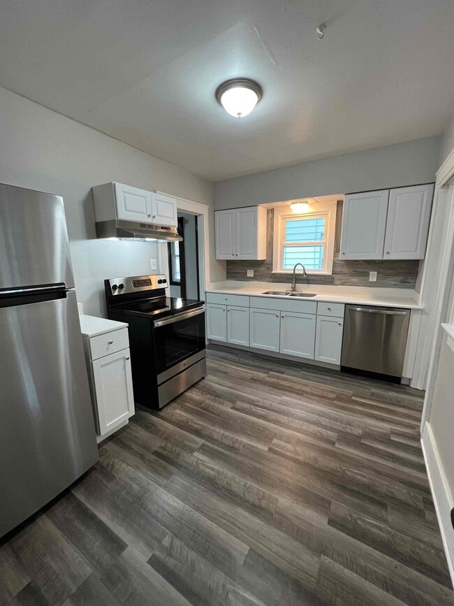 Building Photo - 943 Delia Ave