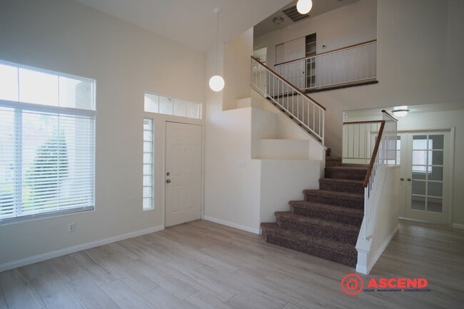 Building Photo - Move-in Ready 2 Story Home in Desirable Neighborhood!