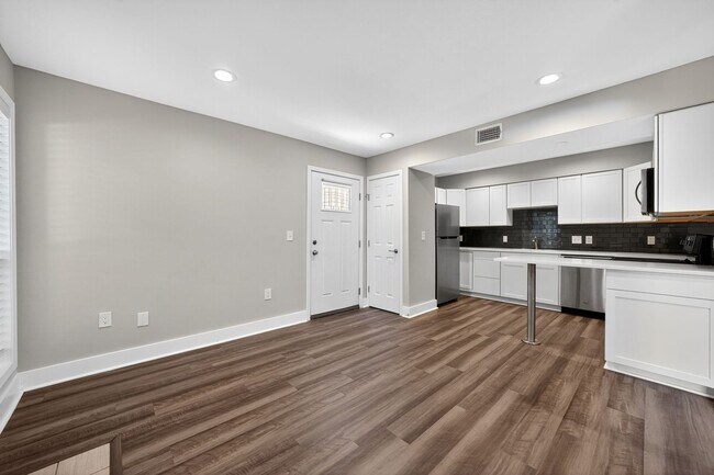 Building Photo - 935 La Posada Dr