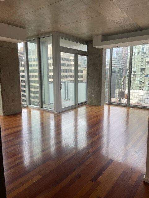Building Photo - 550 N St Clair St