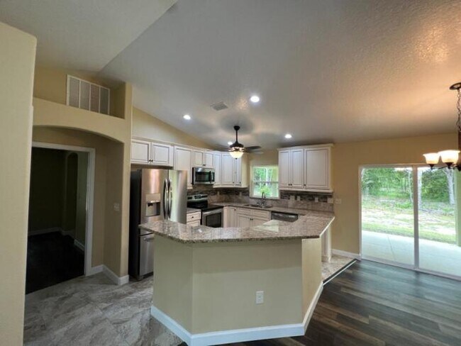Building Photo - 3 bedroom in DUNNELLON FL 34434