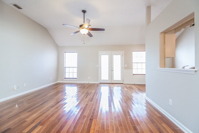 Foto del edificio - 494 Forest Ridge Dr