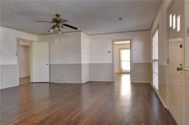 Living area - 6950 Hillcrest Ave