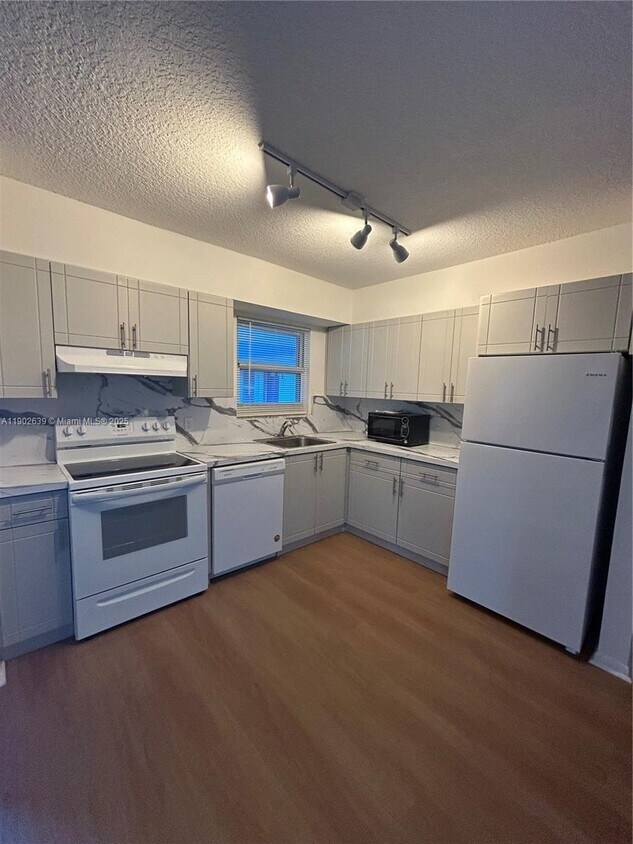 Foto principal - 305 Lewis Ln