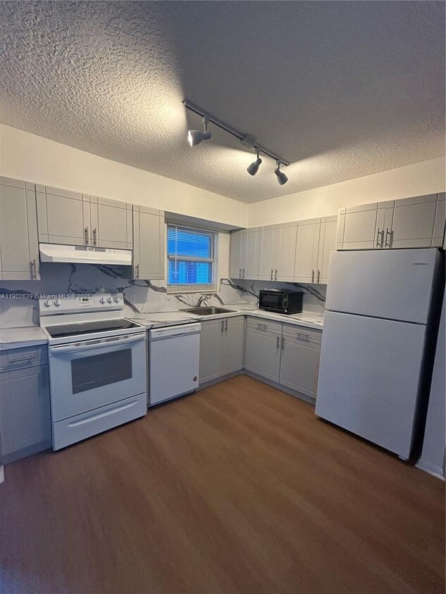 Primary Photo - 305 Lewis Ln