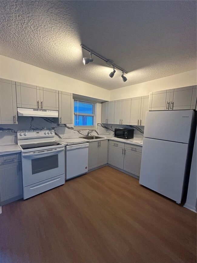 Building Photo - 305 Lewis Ln