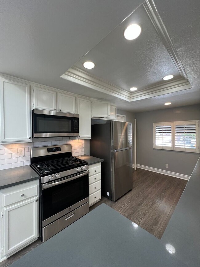 Foto del edificio - Tri-Level 2bed 2bath Huntington  Beach Home