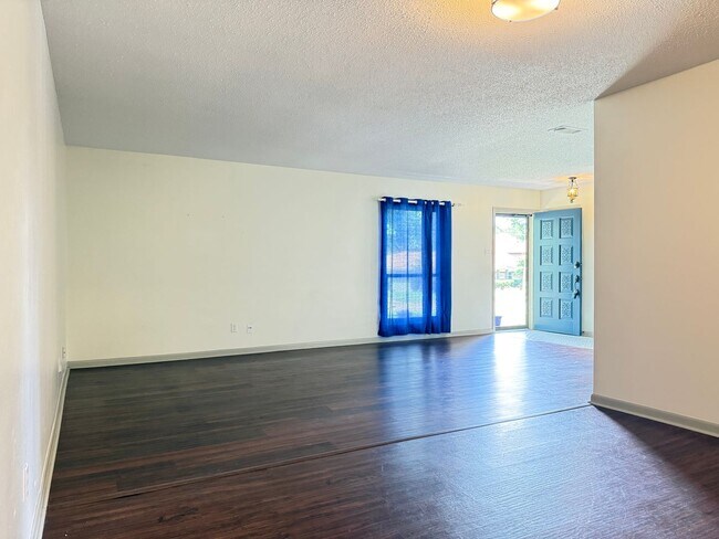 Foto del edificio - 3604 Royal Oak Dr