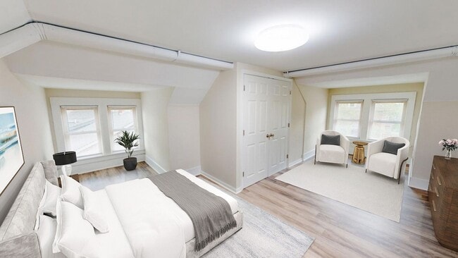 Building Photo - 6 BEDROOMS + 3.5 FULL BATHROOMS Single Fam...