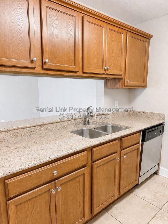 Foto del edificio - 4016 Crockers Lake Blvd