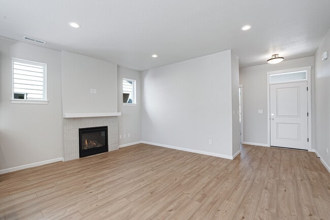 Building Photo - 203 SE Acacia Dr