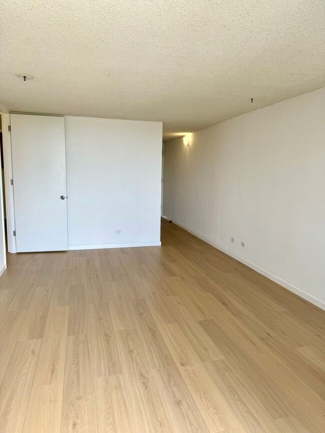 Building Photo - Punahou Royale - Ronvated 1 bedroom, 1 bat...