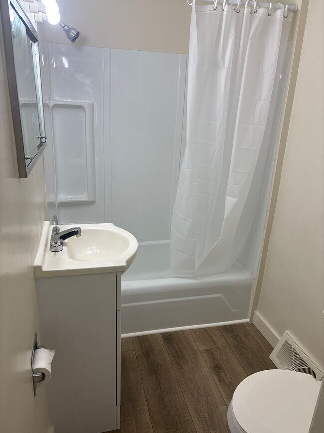 Foto del edificio - 1 Bedroom Apartment Available Now – Sectio...