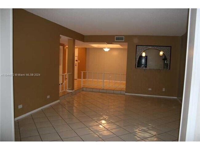 Building Photo - 3710 Inverrary Dr