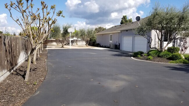 Foto del edificio - Gorgeous, Corner Lot with all the extras.