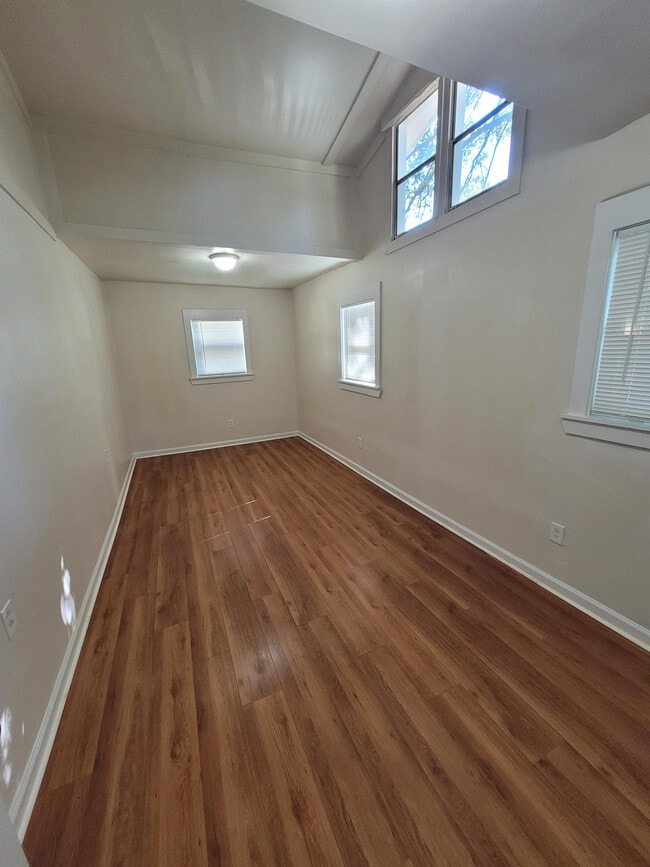 Building Photo - 330 Taft St SW