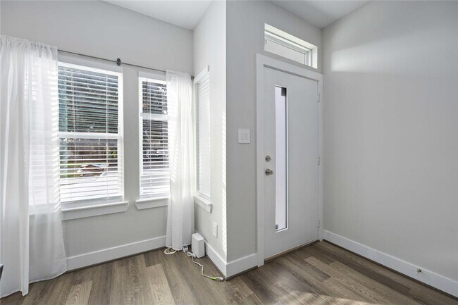 Foto del edificio - 5329 Higgins St