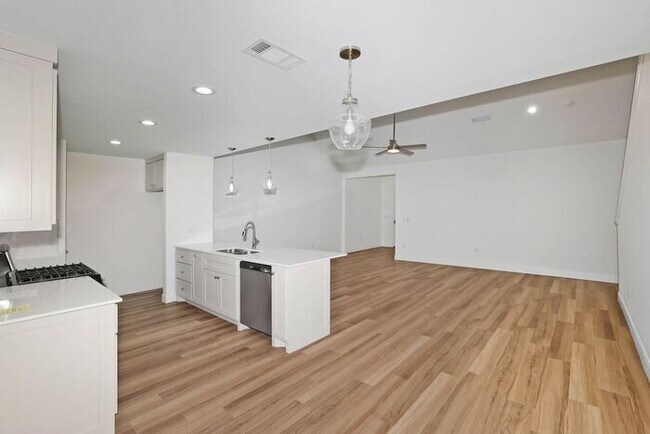 Foto del edificio - 7612 Woodford Ave