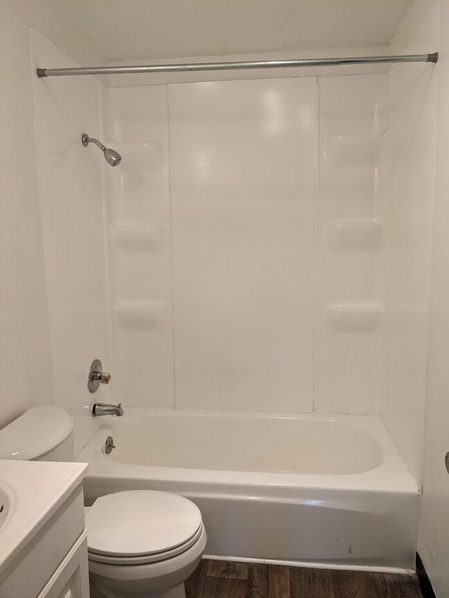 Building Photo - Two Bedroom Unit in Oregon City