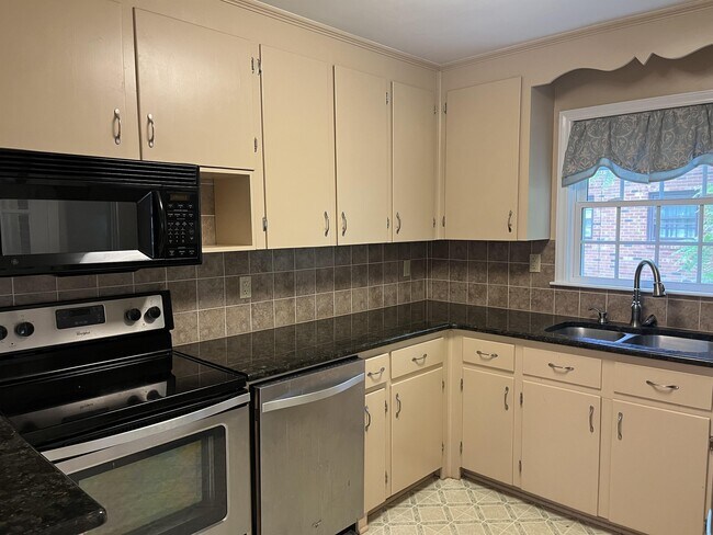 Building Photo - 2411 Wensley Dr