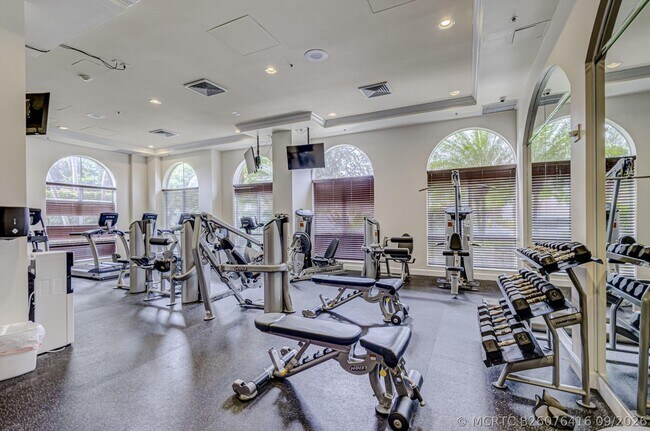 Foto del edificio - 616 Clearwater Park Rd