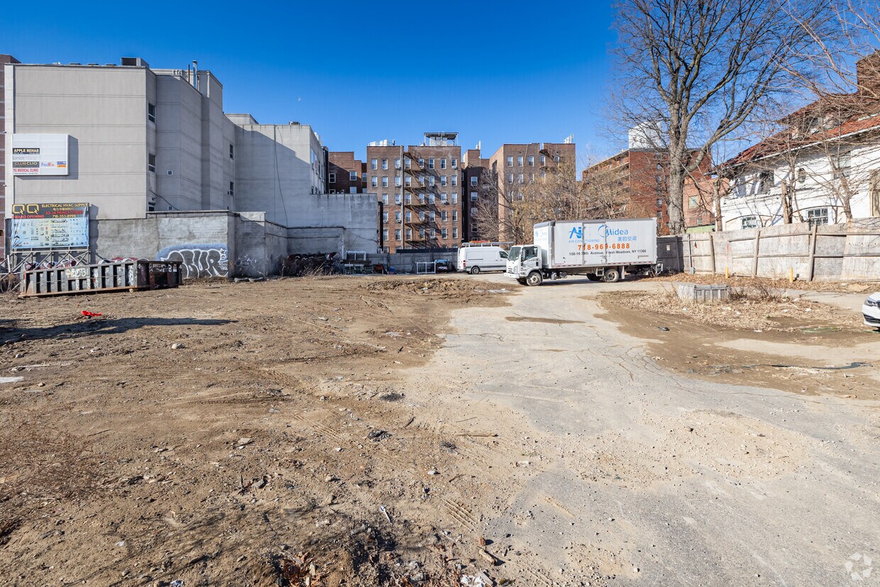 Building Photo - 141-61 Northern Blvd
