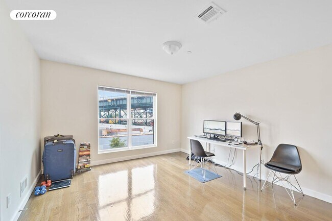 Foto del edificio - 39-30 62nd St