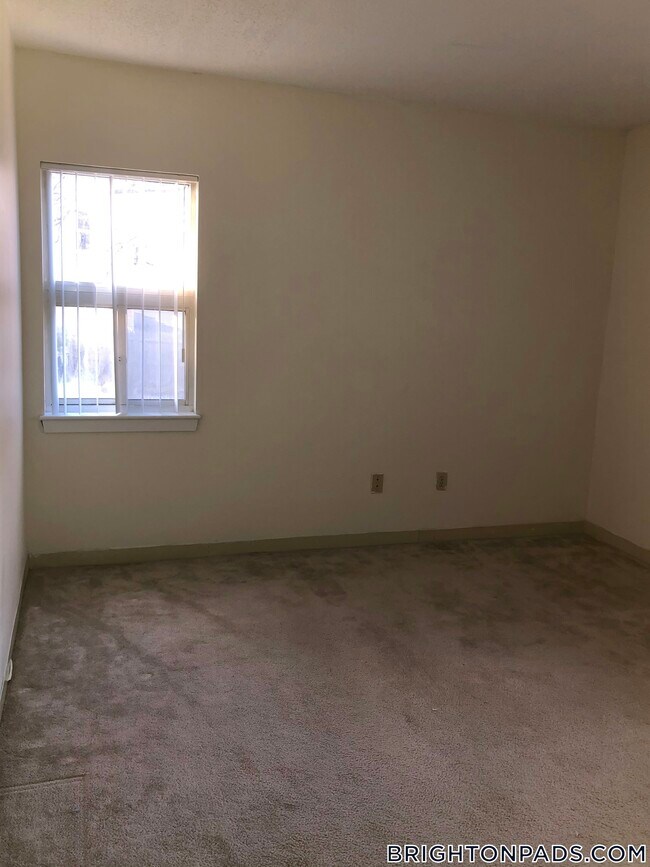 Foto del edificio - 148 N Beacon St
