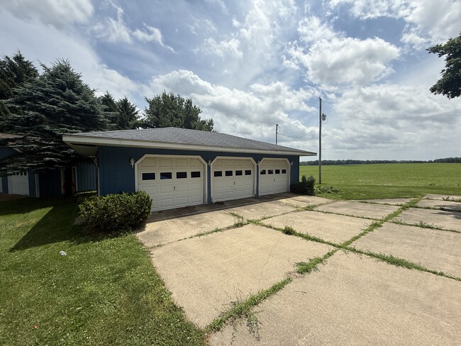 Building Photo - 16664 J Dr S