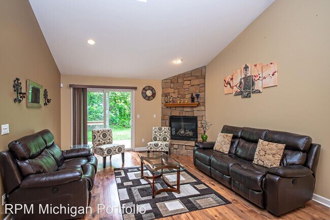 Building Photo - 4 br, 3.5 bath House - 2500 Holiday Place