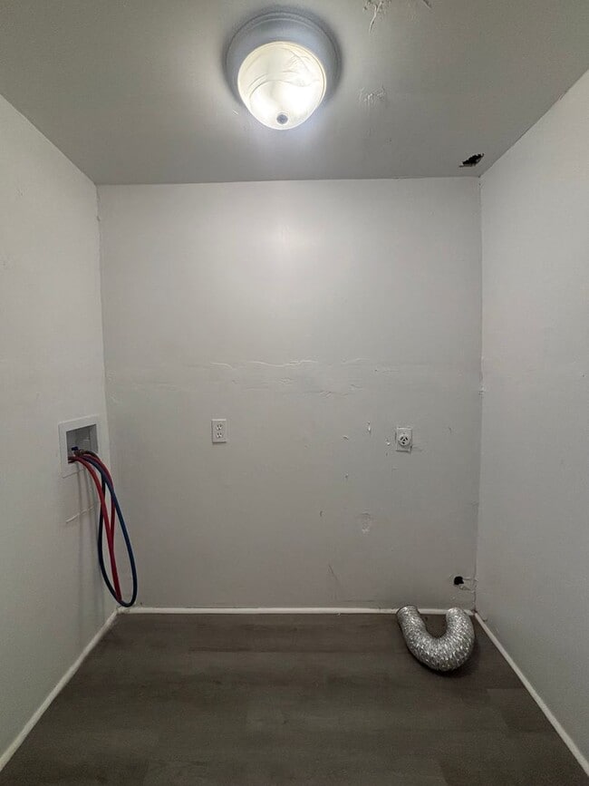 Building Photo - 3 bedroom 2 bathroom Recently Renovated Ap...