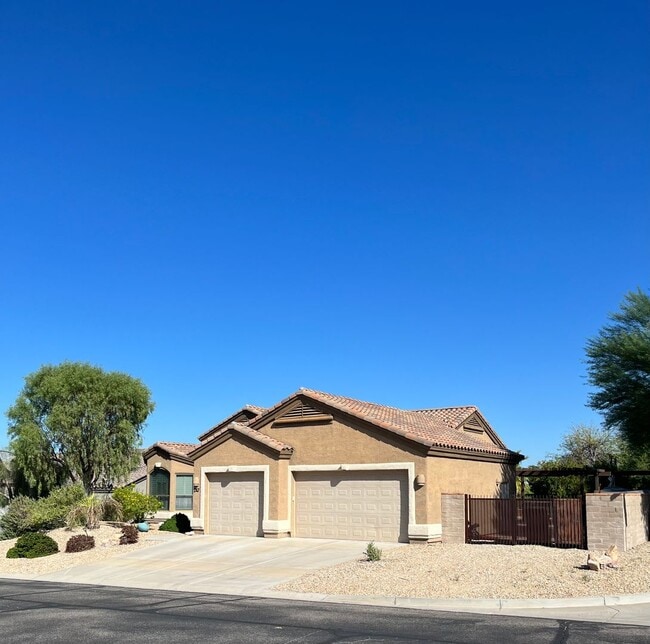 Building Photo - 3 Bedroom/2 Bath VACATION RENTAL