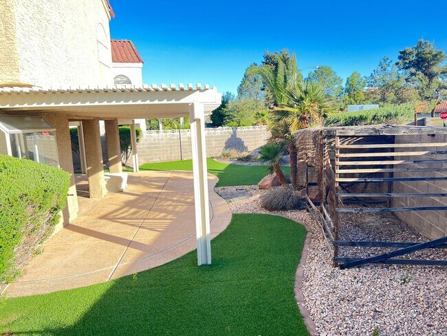 Foto del edificio - 3 BD 2.5 BATH HENDERSON HOME FOR RENT! W/ ...