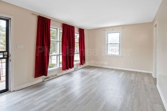 Building Photo - 919 Laurel Rd