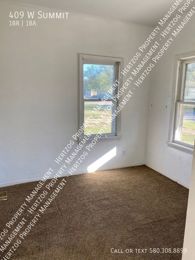 Building Photo - 409 W Summit-