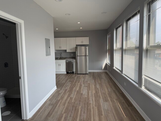 Foto del edificio - 3310 N Milwaukee Ave