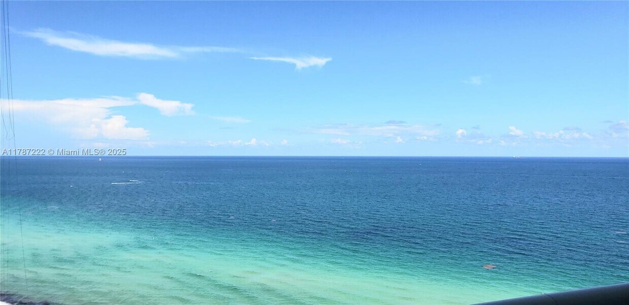 Foto principal - 15811 Collins Ave