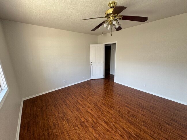 Foto del edificio - 4037 W 23rd St