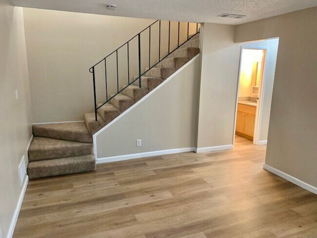 Building Photo - Nice 2 bed, 1.5 Bath Condo with Garage in ...