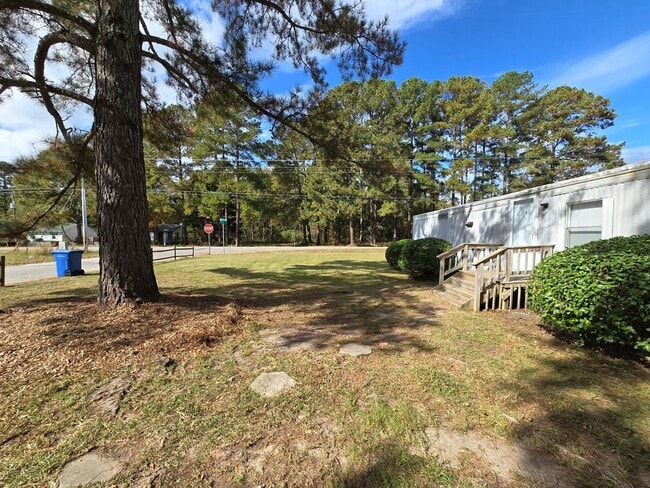 Building Photo - 826 Rembrant Road