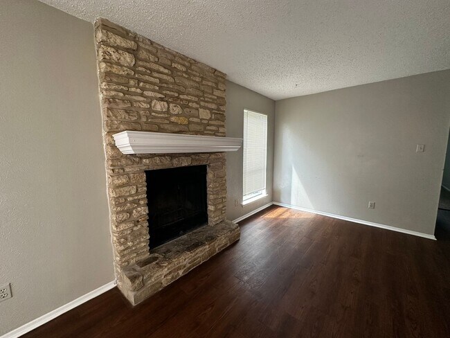 Foto del edificio - 2202 Donahue Ln