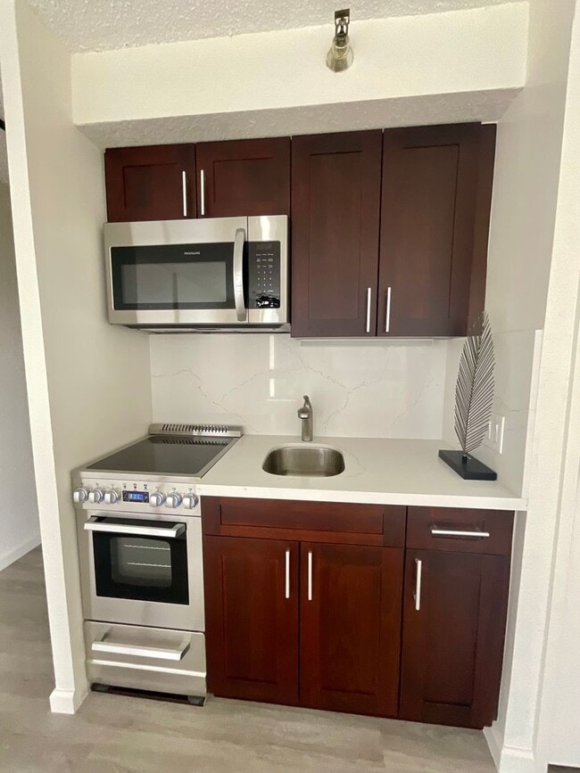 Building Photo - Renovated Studio, Great Amenities & Area