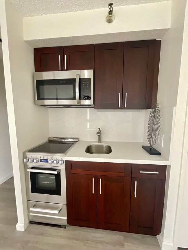 Foto del edificio - Renovated Studio, Great Amenities & Area