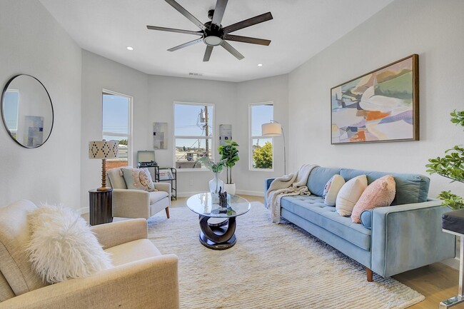 Building Photo - Stylish West Oakland 2/1 Flat - Completely Renovated.